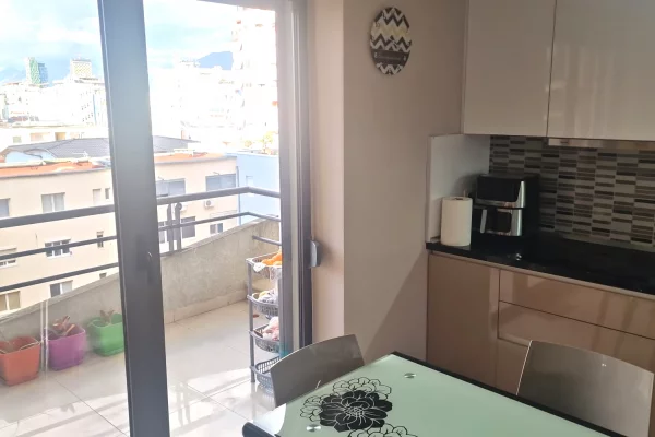 Shtepi ne shitje Apartament ne Tirane, 3+1, Mobilimi E mobiluar, Pagesa 415,000  Euro.
