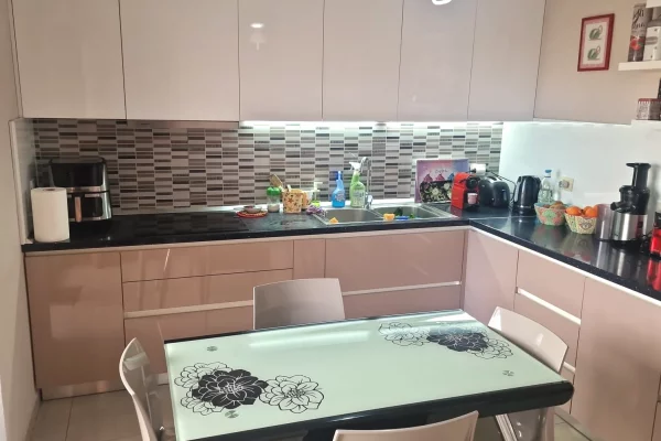 Shtepi ne shitje Apartament ne Tirane, 3+1, Mobilimi E mobiluar, Pagesa 415,000  Euro.
