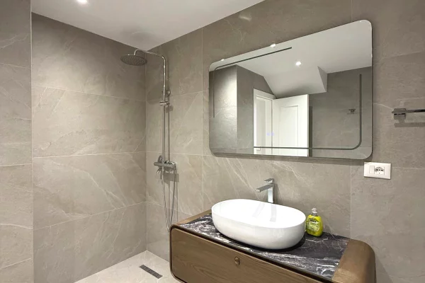 Shtepi me qera Duplex(shtepi me 2 kate) ne Tirane, 2+1, Mobilimi E mobiluar, Pagesa 1,500  Euro.