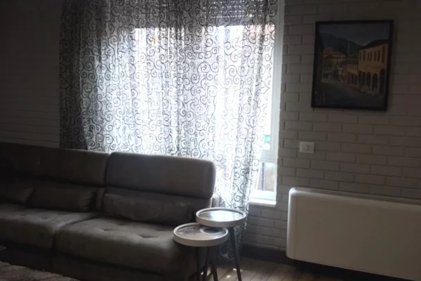 Shtepi me qera Apartament ne Tirane, 2+1, Mobilimi E mobiluar, Pagesa 1,850  Euro.