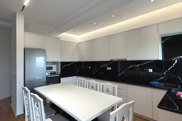 Shtepi me qera Apartament ne Tirane, 3+1, Mobilimi E mobiluar, Pagesa 550  Euro.