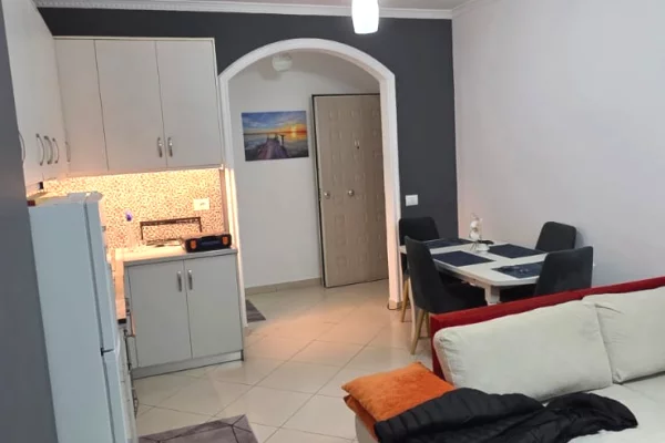 Shtepi me qera Apartament ne Tirane, 2+1, Mobilimi E mobiluar, Pagesa 70,000  Leke.