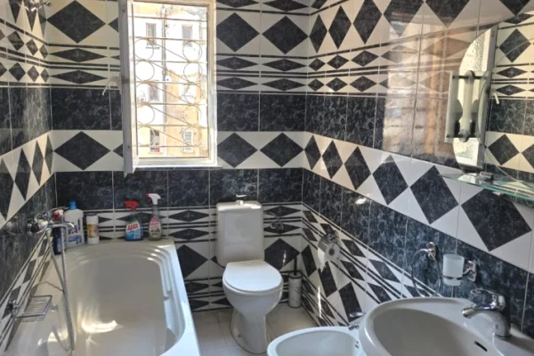 Shtepi me qera Apartament ne Tirane, 2+1, Mobilimi E mobiluar, Pagesa 50,000  Leke.