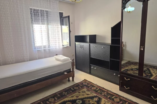 Shtepi me qera Apartament ne Tirane, 2+1, Mobilimi E mobiluar, Pagesa 50,000  Leke.