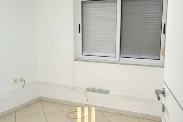 Shtepi ne shitje Apartament ne Tirane, 1+1, Mobilimi Bosh, pa mobiluar, Pagesa 220,000  Euro.