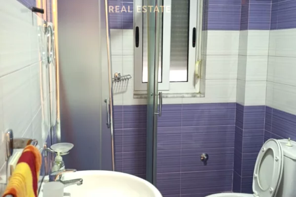 Shtepi ne shitje Apartament ne Tirane, 1+1, Mobilimi Bosh, pa mobiluar, Pagesa 220,000  Euro.