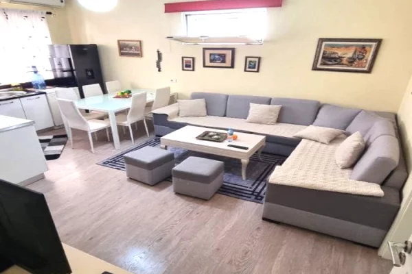 JEPET ME QIRA APARTAMENT 2+1 – RR. E KAVAJËS / 21 DHJETORI