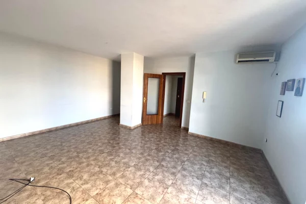 Jepet me qira apartament për zyrë 2+1:  📍 Lokacioni: Ish-Ekspozita