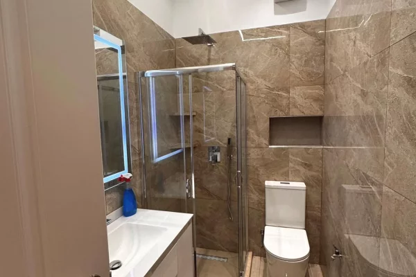 Shtepi ne shitje Apartament ne Tirane, 2+1, Mobilimi E mobiluar, Pagesa 125,000  Euro.