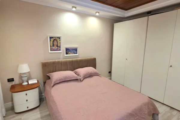 Shtepi ne shitje Apartament ne Tirane, 2+1, Mobilimi E mobiluar, Pagesa 350,000  Euro.