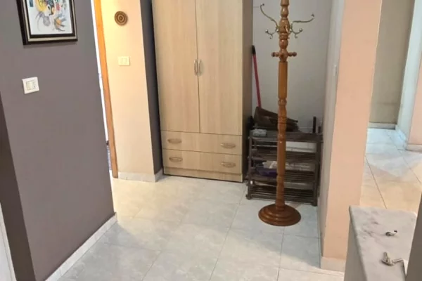 Shtepi ne shitje Apartament ne Tirane, 3+1, Mobilimi E mobiluar, Pagesa 177,000  Euro.