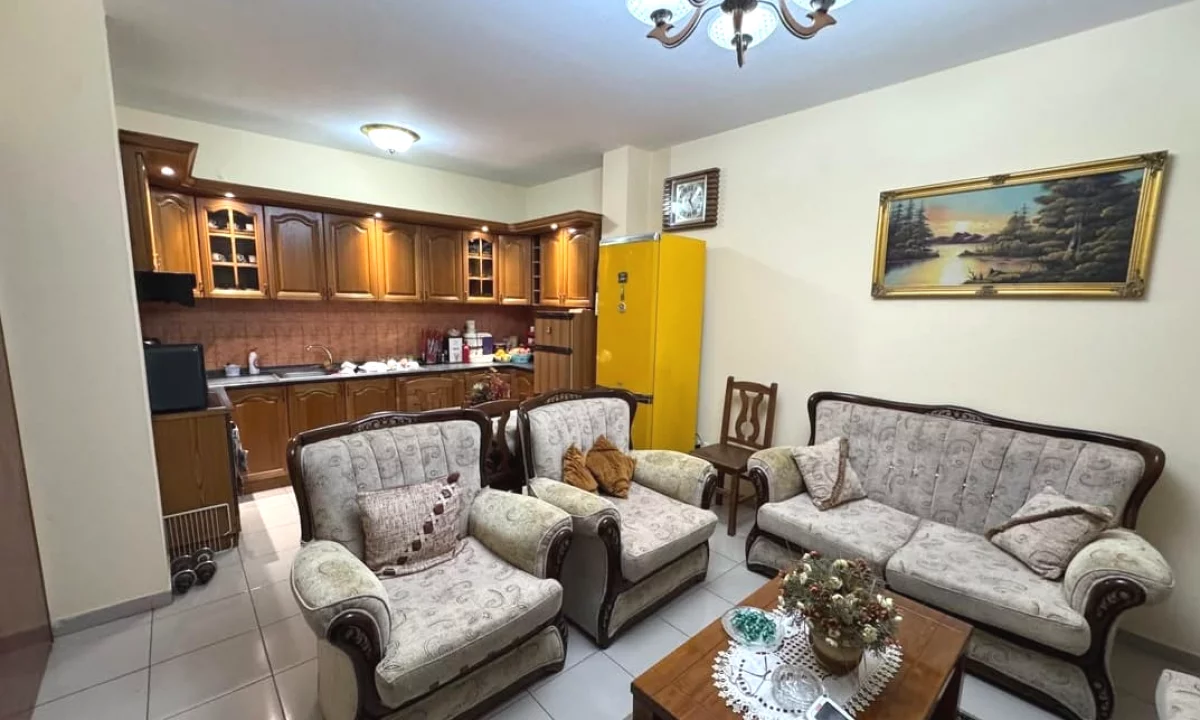 Shtepi ne shitje Apartament ne Tirane, 2+1, Mobilimi E mobiluar, Pagesa 16,000,000  Leke.