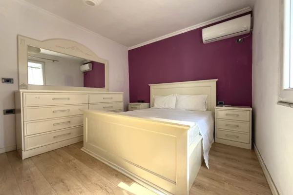 Shtepi ne shitje Apartament ne Tirane, 2+1, Mobilimi E mobiluar, Pagesa 156,000  Euro.