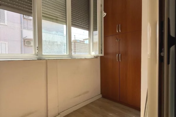 Shtepi ne shitje Apartament ne Tirane, 2+1, Mobilimi E mobiluar, Pagesa 156,000  Euro.