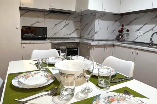 Shtepi me qera Apartament ne Tirane, 2+1, Mobilimi E mobiluar, Pagesa 80,000  Leke.