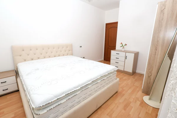Shtepi me qera Apartament ne Tirane, 2+1, Mobilimi E mobiluar, Pagesa 700  Euro.