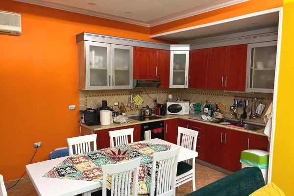 Shtepi ne shitje Apartament ne Durres, 2+1, Mobilimi E mobiluar, Pagesa 150,000  Euro.