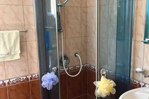 Shtepi ne shitje Apartament ne Durres, 2+1, Mobilimi E mobiluar, Pagesa 150,000  Euro.