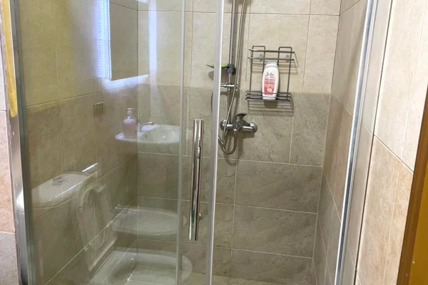 Shtepi me qera Apartament ne Tirane, 2+1, Mobilimi E mobiluar, Pagesa 80,000  Leke.