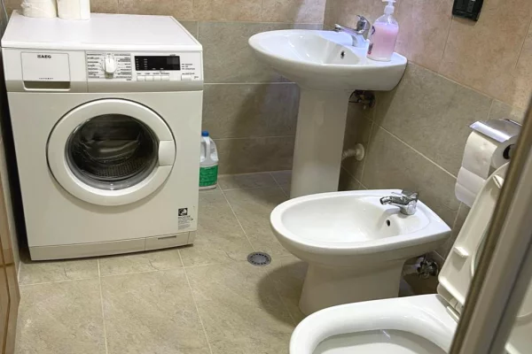 Shtepi me qera Apartament ne Tirane, 2+1, Mobilimi E mobiluar, Pagesa 80,000  Leke.