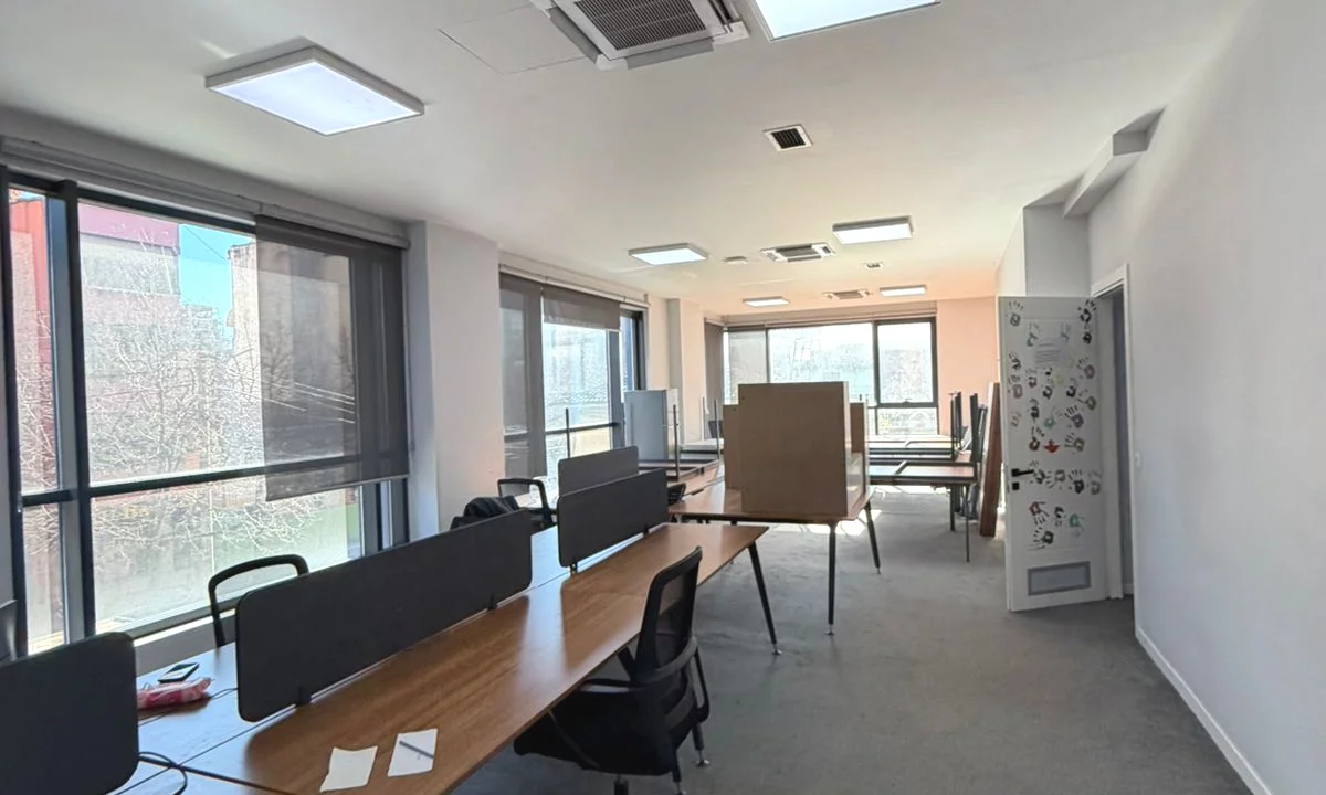 Jepet me qera ambjent per zyra te Rruga Bardhyl prane Shkolles se Kuqe.