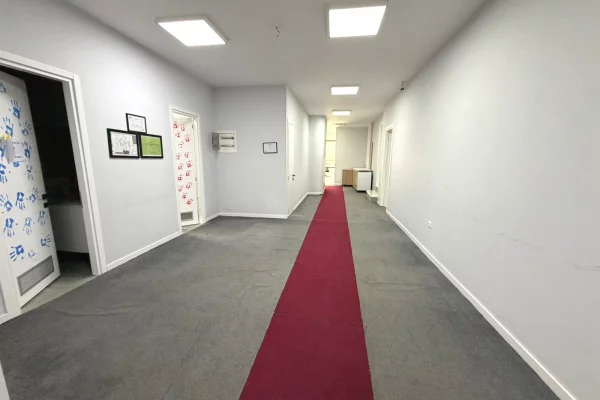 Jepet me qera ambjent per zyra te Rruga Bardhyl prane Shkolles se Kuqe.