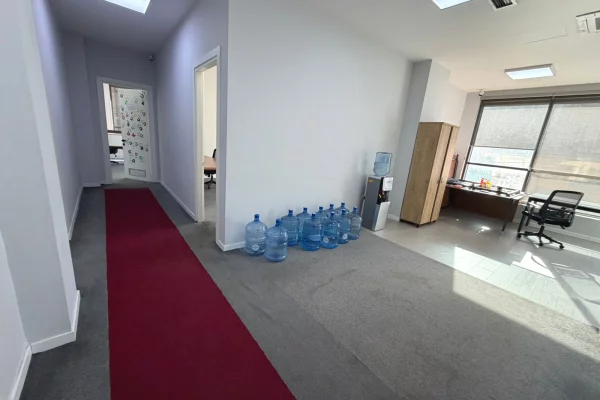 Jepet me qera ambjent per zyra te Rruga Bardhyl prane Shkolles se Kuqe.