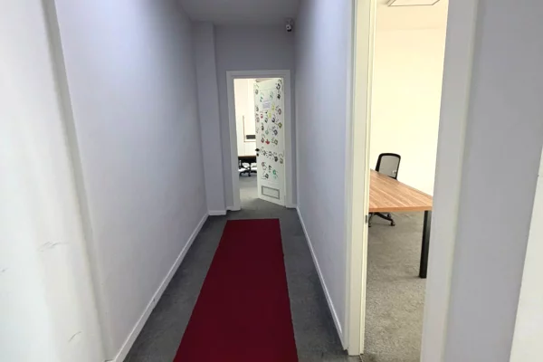 Jepet me qera ambjent per zyra te Rruga Bardhyl prane Shkolles se Kuqe.