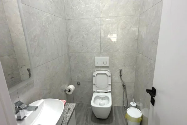 Jepet me qera ambjent per zyra te Rruga Bardhyl prane Shkolles se Kuqe.