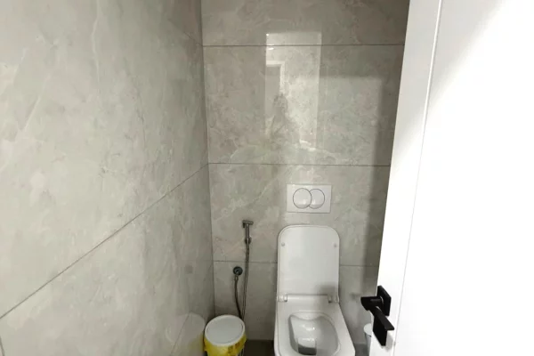 Jepet me qera ambjent per zyra te Rruga Bardhyl prane Shkolles se Kuqe.