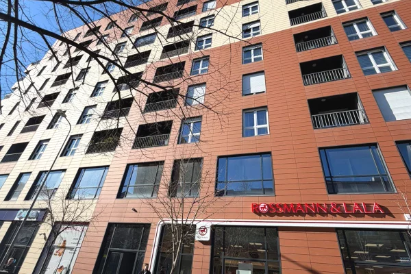 Jepet me qera ambjent per zyra te Rruga Bardhyl prane Shkolles se Kuqe.