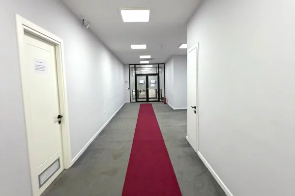 Jepet me qera ambjent per zyra te Rruga Bardhyl prane Shkolles se Kuqe.