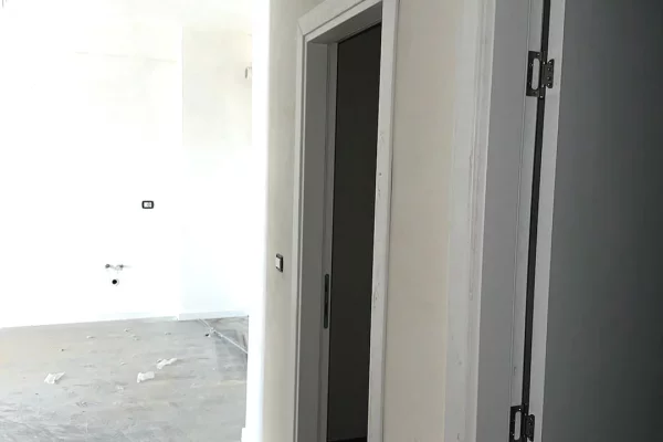 Shtepi ne shitje Apartament ne Tirane, 2+1, Mobilimi Bosh, pa mobiluar, Pagesa 192,000  Euro.