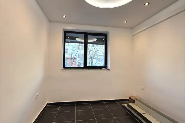 NJESI BIZNESI PER SHITJE  📍 Buze rruge, perballe shkolles Harry Fultz