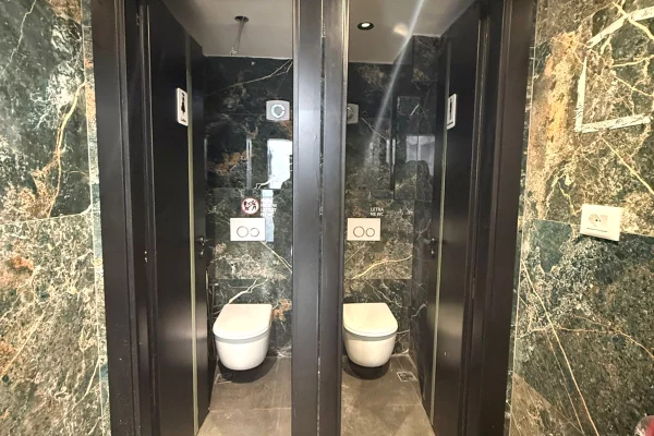 NJESI BIZNESI PER SHITJE  📍 Buze rruge, perballe shkolles Harry Fultz