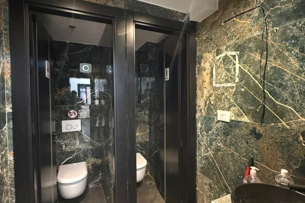 NJESI BIZNESI PER SHITJE  📍 Buze rruge, perballe shkolles Harry Fultz