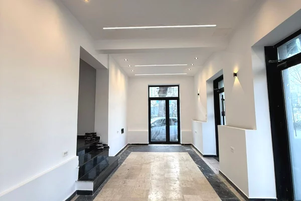 NJËSI BIZNESI PËR SHITJE  📍 Buzë rruge, përballë shkollës Harry Fultz