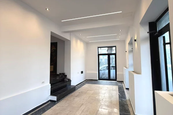 NJESI BIZNESI PER SHITJE  📍 Buze rruge, perballe shkolles Harry Fultz