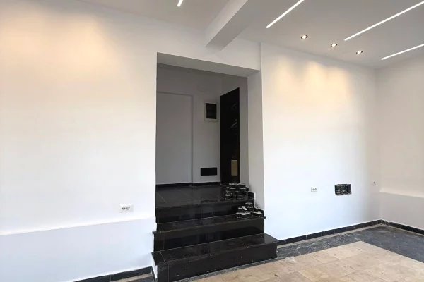 NJESI BIZNESI PER SHITJE  📍 Buze rruge, perballe shkolles Harry Fultz