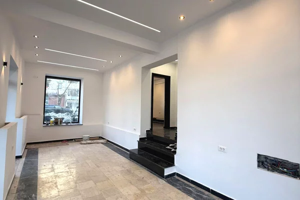 NJESI BIZNESI PER SHITJE  📍 Buze rruge, perballe shkolles Harry Fultz