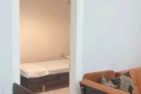 Jepet me qera apartament 3+1 prane Restorant Freskut