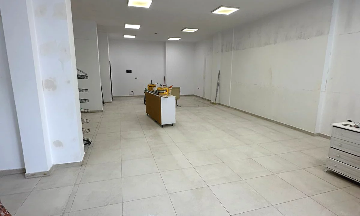 Jepet me qera dyqan buze rruges kryesore Yzberisht