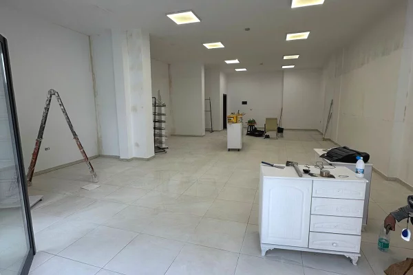 Jepet me qera dyqan buze rruges kryesore Yzberisht