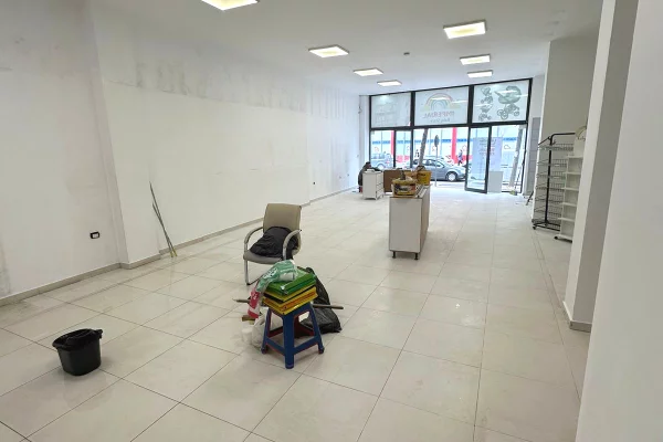 Jepet me qera dyqan buze rruges kryesore Yzberisht