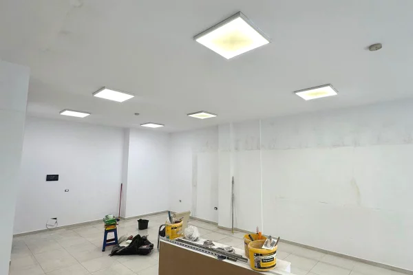 Jepet me qera dyqan buze rruges kryesore Yzberisht