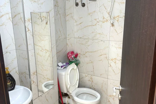 Jepet me qera dyqan buze rruges kryesore Yzberisht