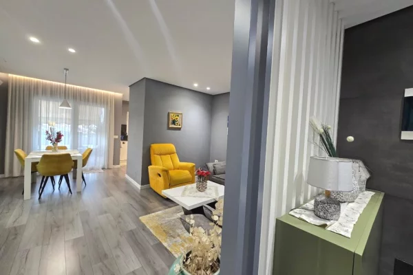 Shtepi ne shitje Apartament ne Tirane, 2+1, Mobilimi E mobiluar, Pagesa 22,900,000  Leke.