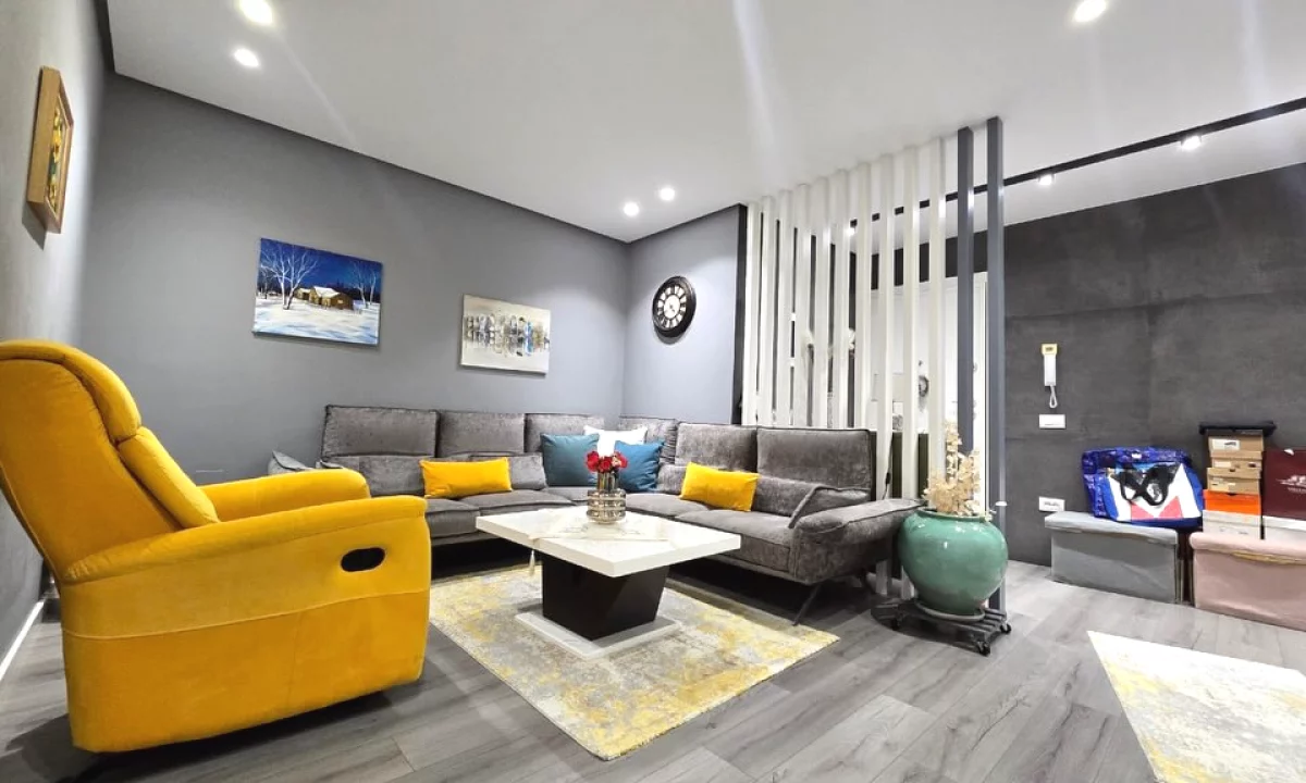 Shtepi ne shitje Apartament ne Tirane, 2+1, Mobilimi E mobiluar, Pagesa 22,900,000  Leke.