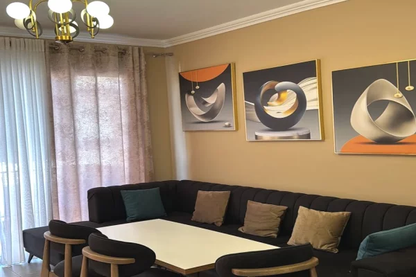 APARTAMENT ME QIRA 1+1 – RRUGA 5 MAJI 📍 Zona: Rruga 5 Maji • pranë Concord Center 