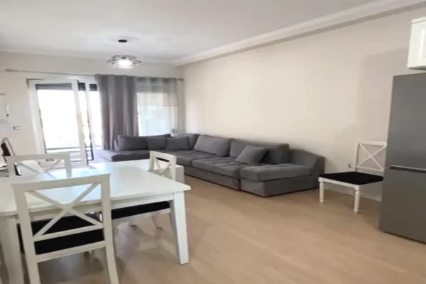 APARTAMENT ME QERA 1+1 – TEK 21 DHJETORI